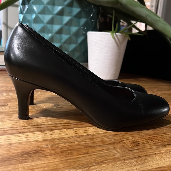 Woman’s Clarks Artisan Black Heels U.S. Size 9 (EU 40) - Picture 3 of 7